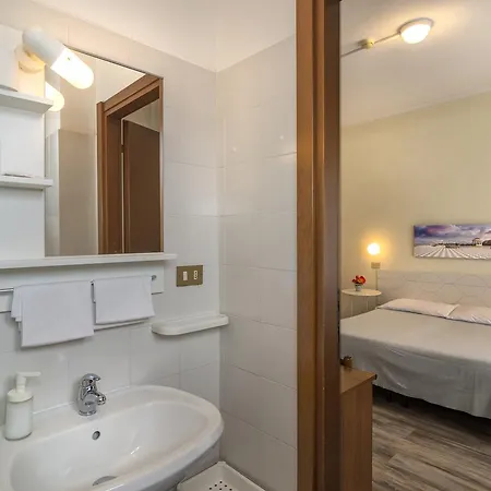 Hotel Cecile 2*
